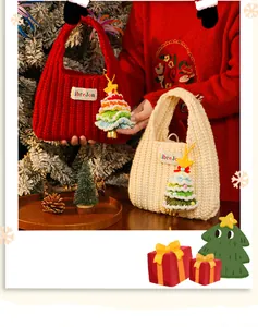Handgefertigte gestrickte Weihnachts-Geschenktüten in Rot und Creme mit Anhängern.