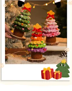 Vista detallada de árboles de Navidad de lana tejidos a mano con decoración