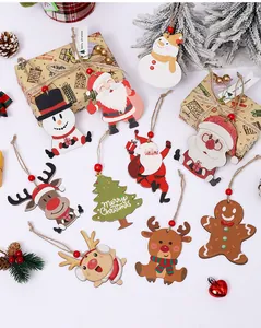 Assortiment d'ornements de Noël en bois présentés avec des boîtes cadeaux festives