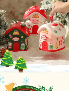 Dettaglio di scatole regalo di Natale a forma di casa con motivi di Babbo Natale e alberi