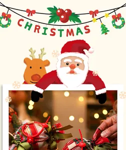 Nahaufnahme von festlichen Weihnachtsgeschenktüten aus Samt mit Weihnachtsmann-Dekor.
