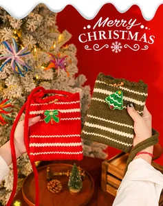 Detailansicht handgefertigter Weihnachtstüten aus Strick in festlichem Rot und Grün