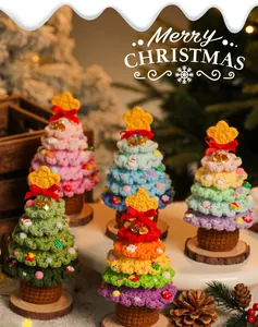 Cinco árboles de Navidad hechos a mano a ganchillo en colores vibrantes