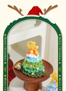 Handgehäkelter Mini-Weihnachtsbaum-Anhänger mit bunten Pompons für stimmungsvolle Festdekoration