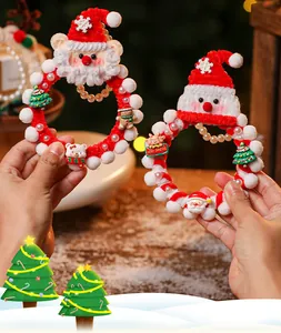 Dettaglio di ghirlande natalizie artigianali in scovolini con Babbo Natale