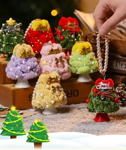 Nahaufnahme von bunten handgefertigten Weihnachtsbaum-Anhängern aus Chenilledraht.