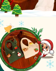 Detailansicht festlicher gestrickter Weihnachtsgeschenktüten mit Weihnachtsmann-Dekor.