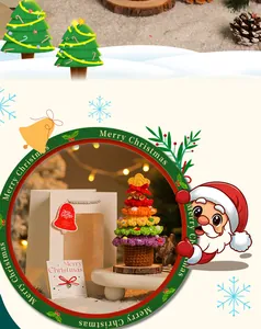Vista detallada de un árbol de Navidad de ganchillo con bolsa de regalo y tarjeta