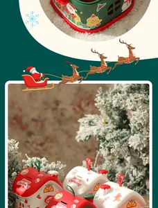 Dettaglio di scatole regalo di Natale a forma di casa con stampa Merry Christmas