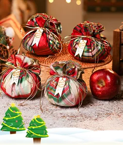 Festliche Karo-Samt-Weihnachtstüten mit Kordelzug in einer warmen Weihnachtsszenerie