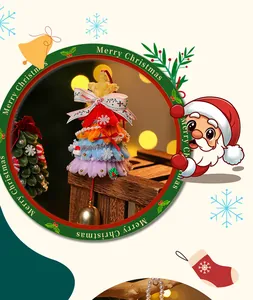 Dettaglio dell'albero di Natale colorato in ciniglia fatto a mano con campanella d'oro