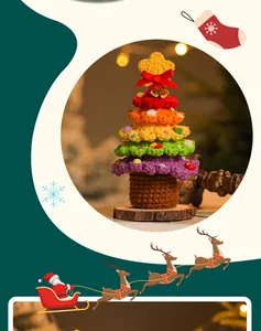Árbol de Navidad festivo hecho a mano de ganchillo multicolor con estrella y base