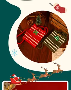 Detailansicht festlicher gestrickter Weihnachtsgeschenktüten in Rot und Grün gestreift