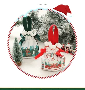 Dettaglio di festosi sacchetti regalo di Natale presentati in una scena di neve per le feste