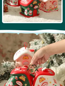 Dettaglio di scatole regalo natalizie a forma di casetta con decori festivi