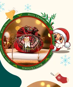Roter und grüner karierter Weihnachts-Geschenkbeutel in festlicher Urlaubsstimmung