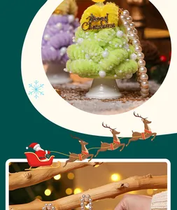 Nahaufnahme des handgefertigten Weihnachtsbaum-Autoanhängers mit weißen Perlen