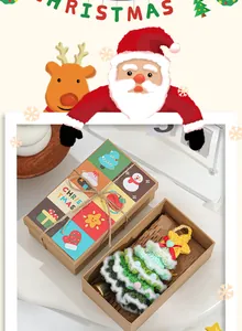 Handgefertigter gehäkelter Weihnachtsbaum-Schmuck in bunter Geschenkbox
