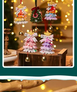 Decorazioni natalizie fatte a mano in ciniglia con campanellini festivi colorati