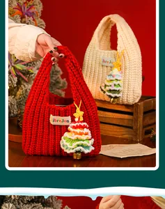 Handgefertigte rote gestrickte Weihnachtsgeschenktüte mit süßem Baum-Anhänger Dekoration