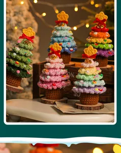 Árboles de Navidad de ganchillo hechos a mano con estrellas en un ambiente festivo