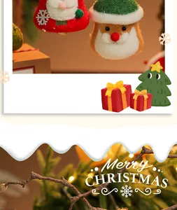 Gedetailleerd overzicht van handgemaakte kerstversiering van wolvilt belletjes