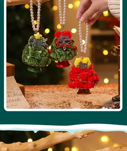 Detailansicht handgefertigter Weihnachtsbaum-Anhänger aus Plüsch mit Perlenhenkel
