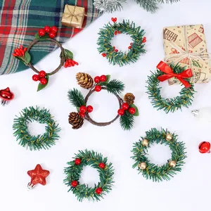 Weihnachts-Serviettenringe Set mit PVC-Tannennadeln und roten Beeren für den Festtisch