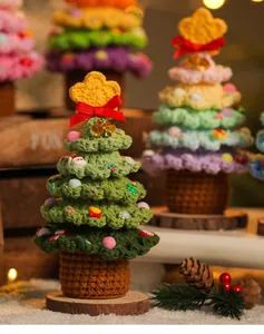Detalle de un árbol de Navidad de ganchillo hecho a mano con estrella y adornos