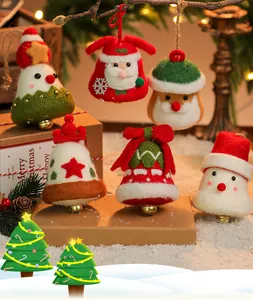 Gedetailleerde weergave van handgemaakte vilten kerstbelletjes met de Kerstman en sneeuwpoppen.