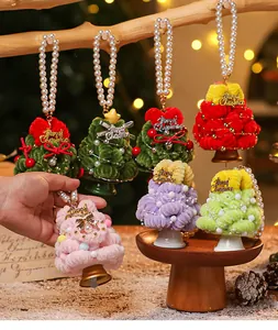 Handgefertigte flauschige Weihnachtsbaumanhänger aus Pfeifenreiniger mit Perlen und Glocken