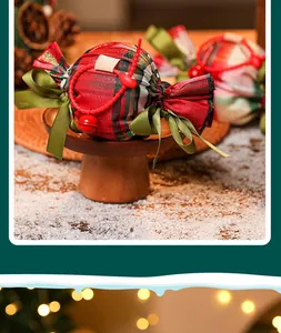 Detail der Weihnachts-Geschenktüte in Bonbonform mit grünen Schleifen und Glocke