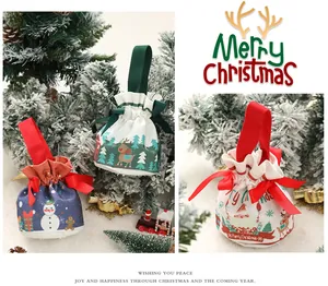 Vista dettagliata di sacchetti regalo natalizi con motivi di Babbo Natale e pupazzo di neve.
