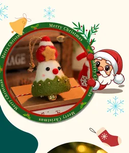 Detailopname van een handgemaakte sneeuwpop-belhanger van wolvilt voor de kerstboom