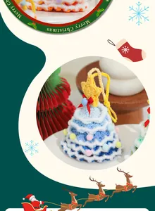 Detailansicht eines handgefertigten gehäkelten Weihnachtsbaumanhängers mit Stern