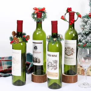 Set festlicher Weihnachts-Serviettenringe mit Tannennadeln und roten Beeren auf Weinflaschen