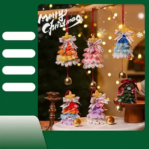 Ciondolo Natalizio Fatto a Mano in Poliestere Albero di Natale con Campanella Perle Artificiali Fiocco Decorazione per Casa Ufficio
