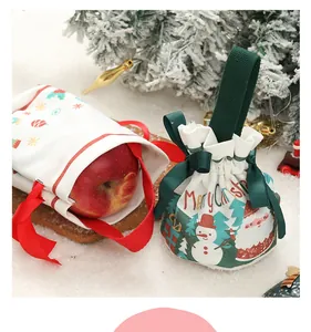 Dettaglio di sacchetti regalo di Natale con motivi di pupazzo di neve e Babbo Natale