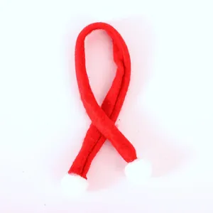 Λεπτομερής λήψη ενός μίνι κόκκινου χριστουγεννιάτικου κασκόλ με μαλακά λευκά πομ πομ