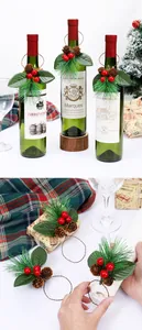 Servilleteros navideños hechos a mano con agujas de pino y bayas para decoración de mesa.