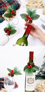 Detalle de servilleteros navideños utilizados como decoración de botellas de vino