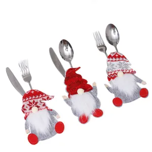 Juego de tres porta cubiertos de gnomo navideño para decoración de mesa festiva