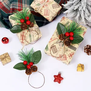 Anillos para servilletas de Navidad hechos a mano con agujas de pino y bayas rojas