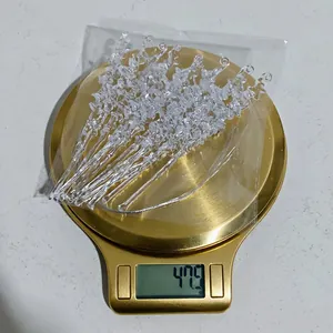 Mesure du poids des décorations de Noël en stalactites acryliques sur une balance