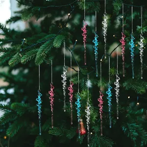 Jolis ornements de glaçons en acrylique colorés suspendus à un sapin de Noël festif