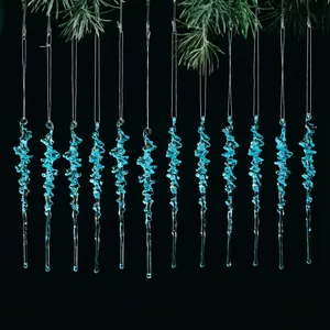 Détail des ornements de glaçons en acrylique bleu suspendus pour la décoration de Noël