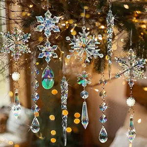 Primer plano de adornos de copos de nieve y carámbanos de cristal acrílico para Navidad.