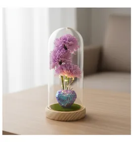 Lila künstliche Nelken in einer eleganten Glaskuppel mit warmer LED-Beleuchtung