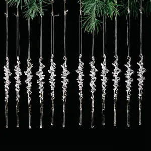 Détail des ornements de glaçons en acrylique suspendus pour la décoration de Noël