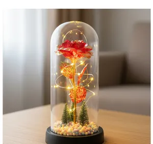 Primer plano detallado de una rosa roja luminosa dentro de una cúpula de vidrio con luces LED